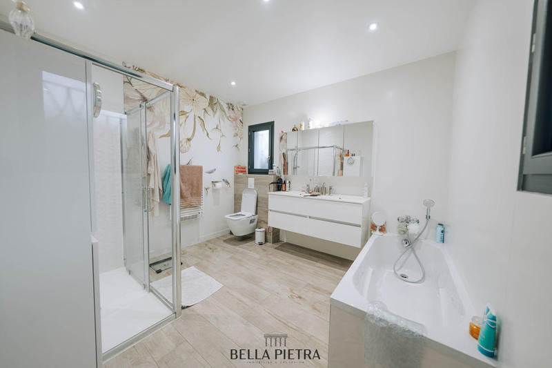 Maison - 218 m² - 5 pièces