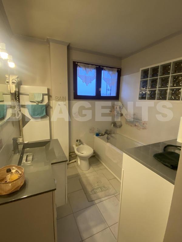 Maison traditionnelle - 175 m² - 9 pièces