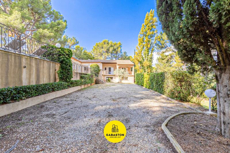 Propriété - 252 m² - 7 pièces