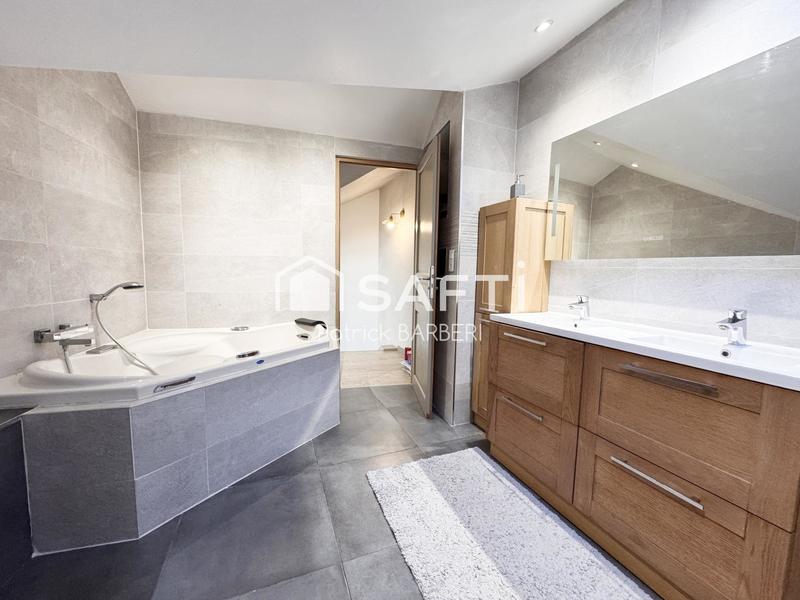 Maison - 225 m² - 8 pièces