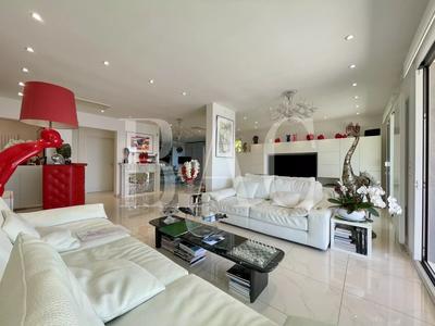 Appartement - 210 m² - 5 pièces