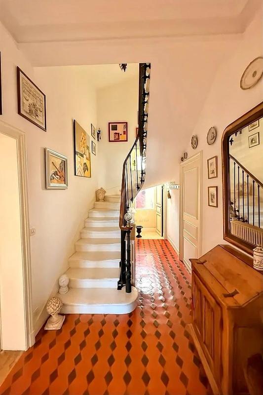 Maison - 331 m² - 11 pièces