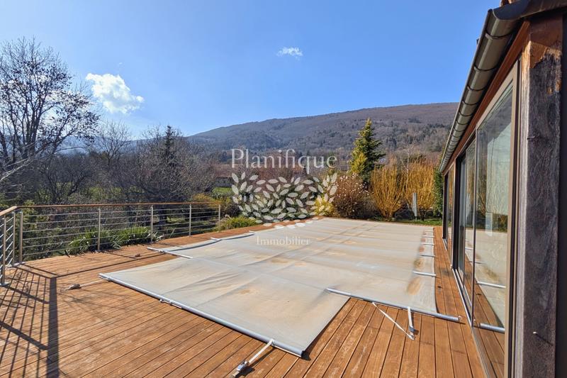 Maison - 240 m² - 5 pièces