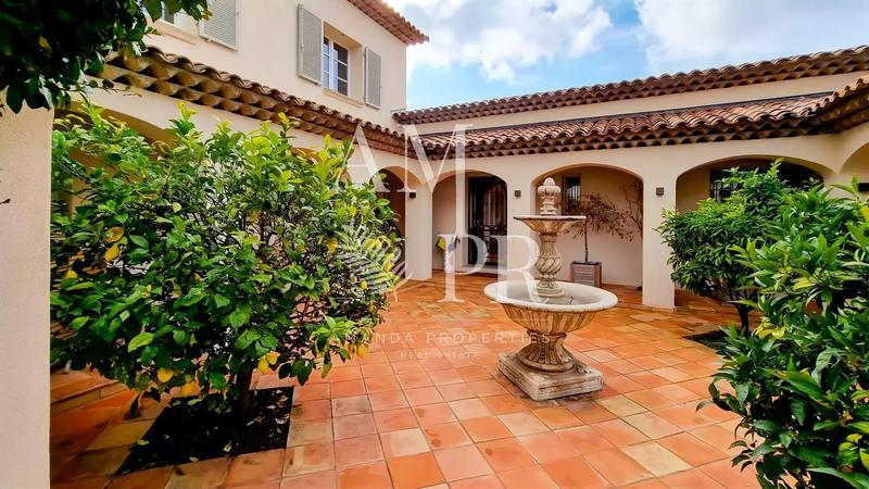 Villa - 555 m² - 10 pièces