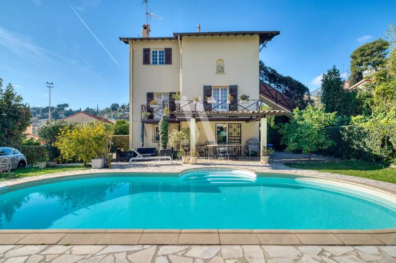 Appartement - 142 m² - 6 pièces