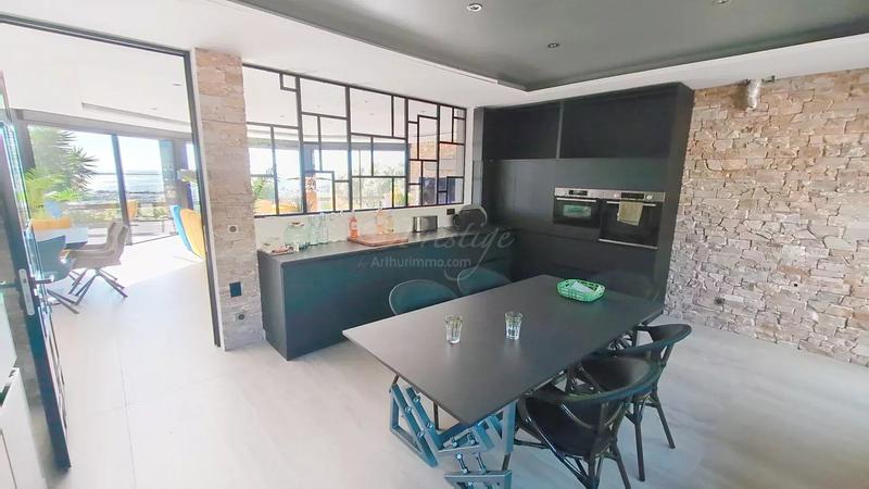 Maison - 263 m² - 8 pièces