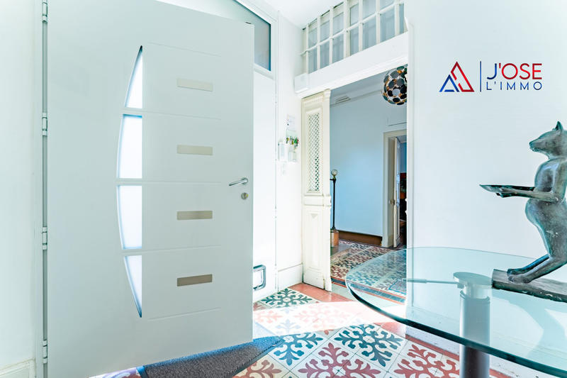 Maison - 328 m² - 11 pièces