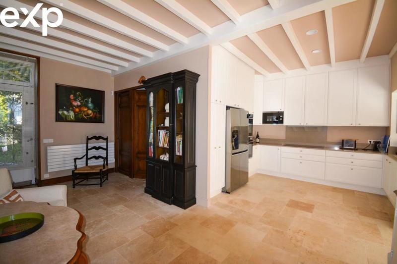 Demeure - 300 m² - 9 pièces