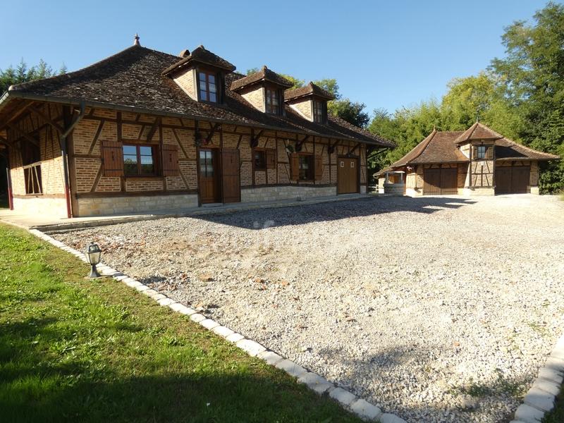 Demeure - 202 m² - 8 pièces