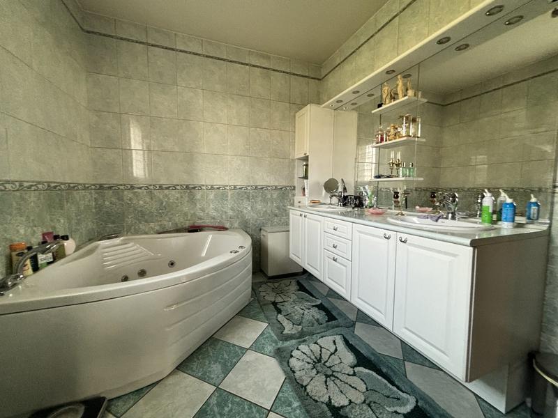 Maison - 210 m² - 8 pièces