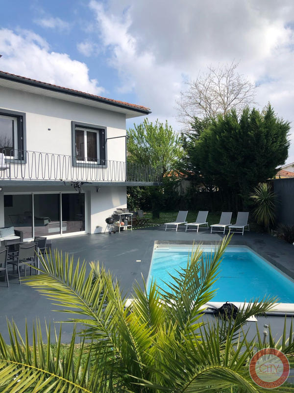 Maison traditionnelle - 223 m² - 9 pièces