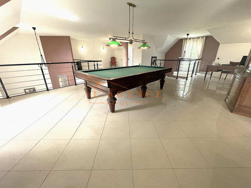 Maison - 239 m² - 6 pièces