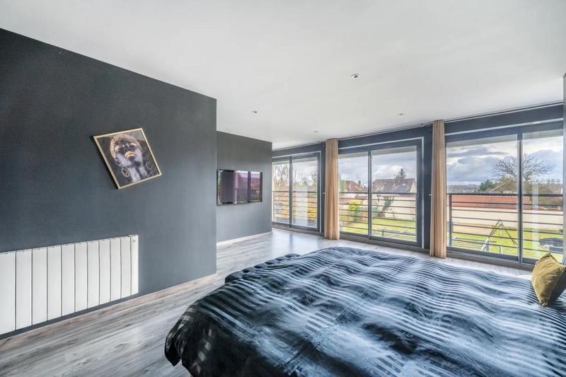 Maison - 225 m² - 8 pièces