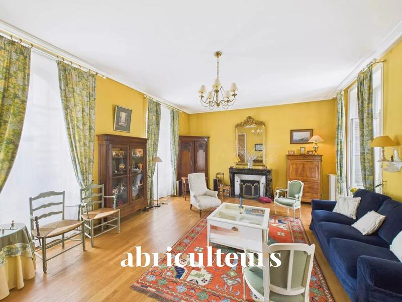 Maison - 255 m² - 8 pièces