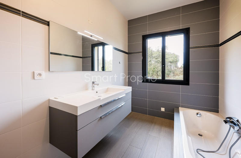 Propriété - 250 m² - 6 pièces