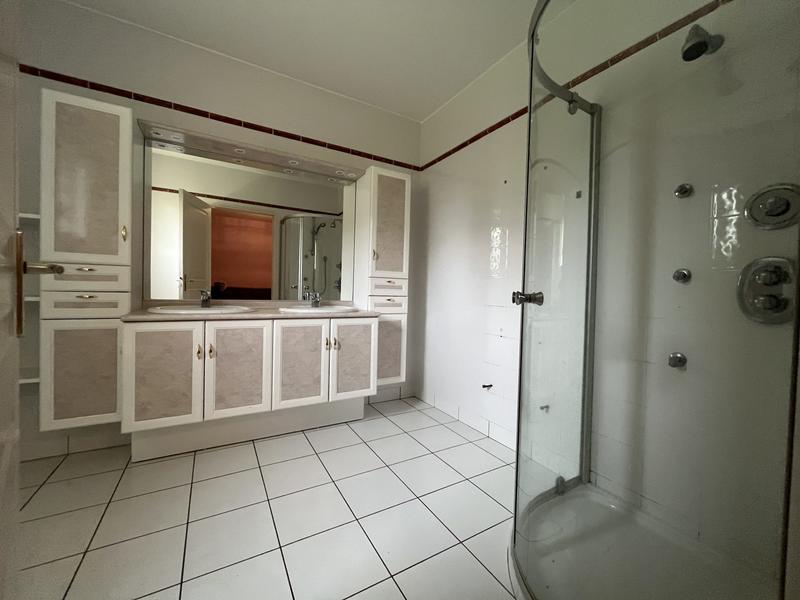 Maison - 180 m² - 8 pièces