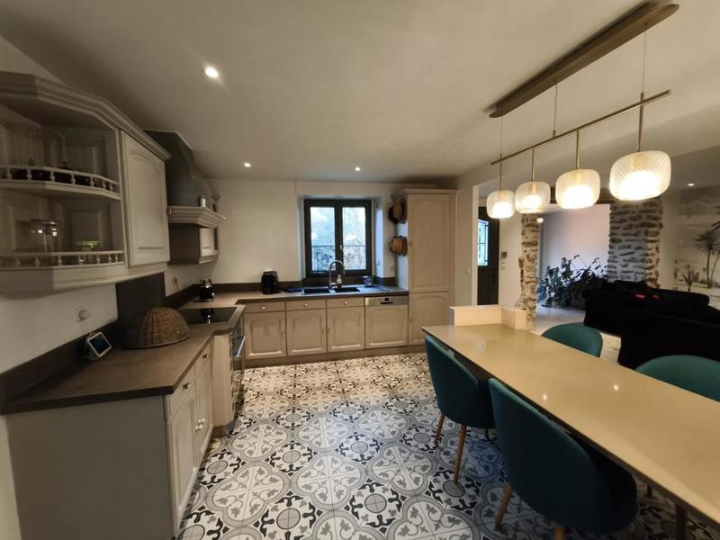 Pavillon - 240 m² - 8 pièces