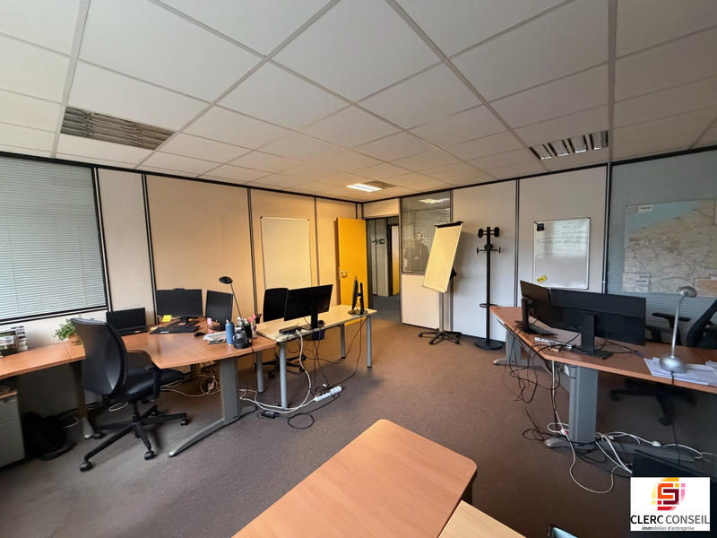 Bureau - 866 m²