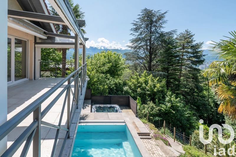 Maison - 222 m² - 7 pièces