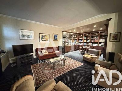 Maison - 250 m² - 8 pièces