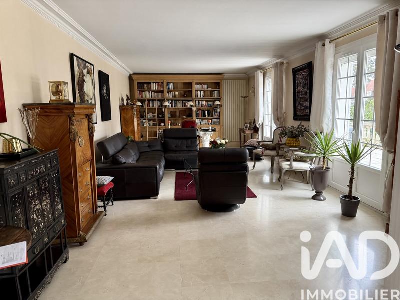 Maison - 240 m² - 10 pièces