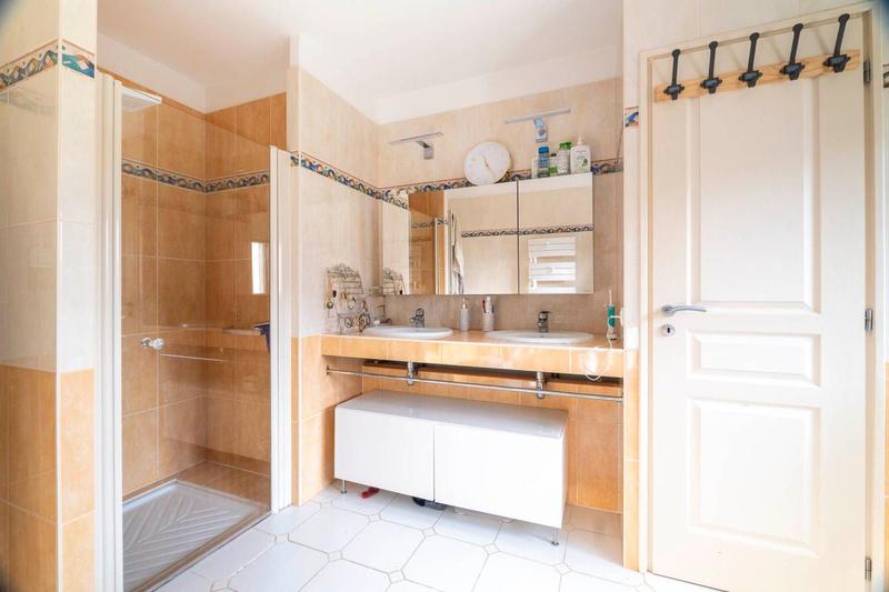 Maison - 240 m² - 6 pièces