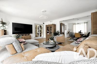 Maison - 215 m² - 5 pièces