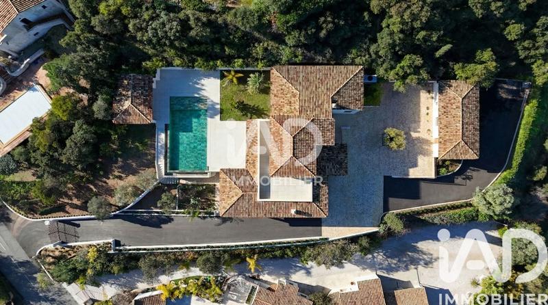 Maison - 416 m² - 9 pièces