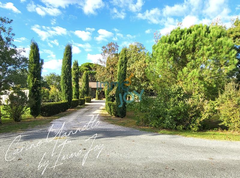 Maison - 240 m² - 8 pièces