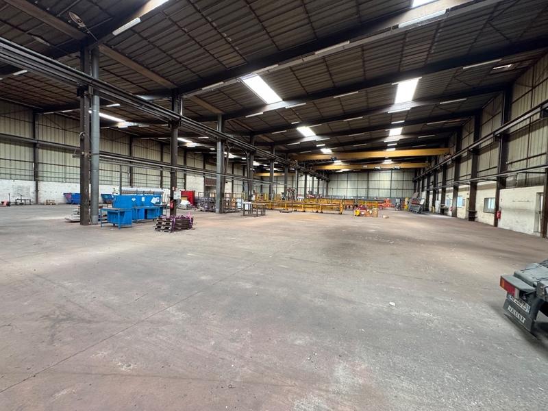 Entrepôt - 2 800 m² - 9 pièces