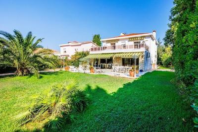 Maison - 260 m² - 6 pièces