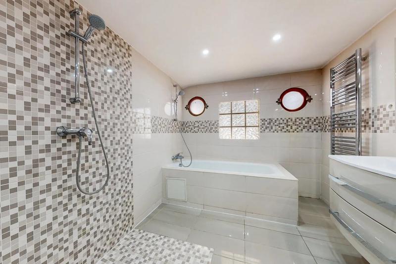 Maison - 170 m² - 8 pièces