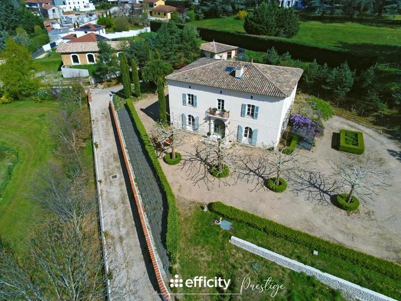 Propriété - 986 m² - 15 pièces