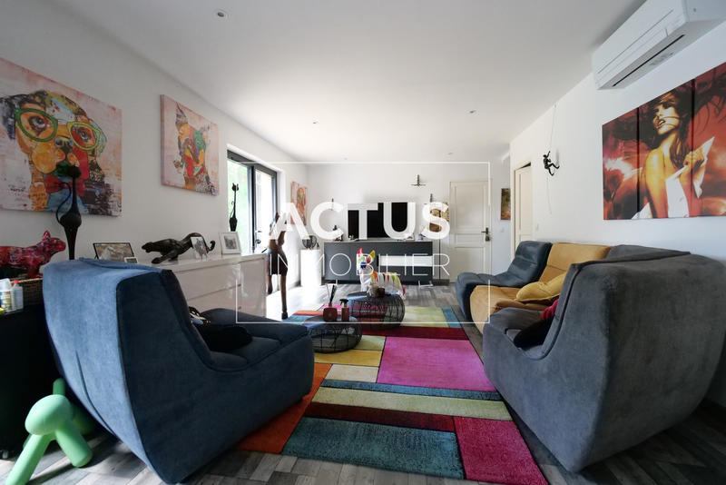 Maison - 233 m² - 8 pièces