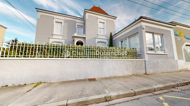 Maison - 220 m² - 8 pièces