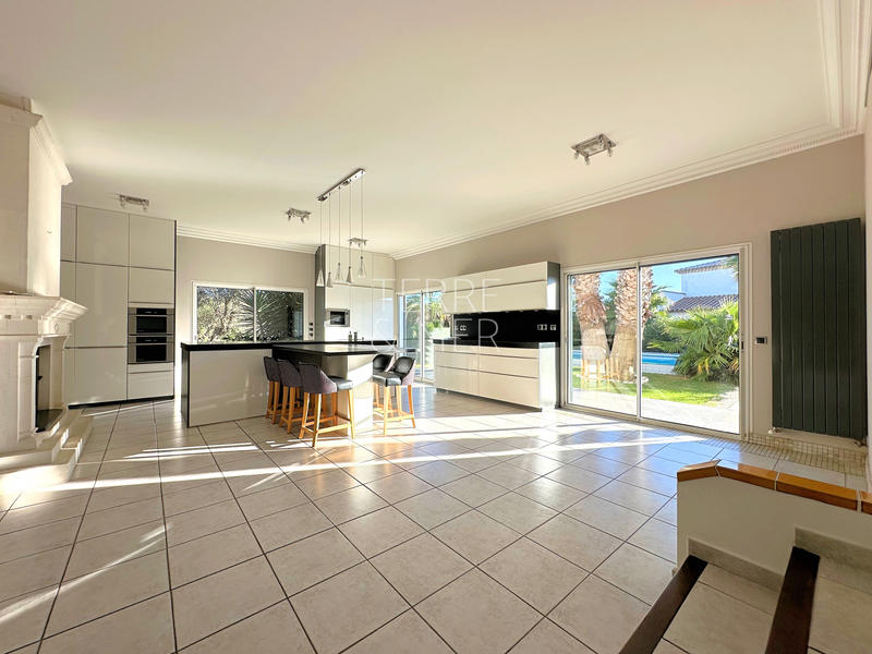 Maison - 240 m² - 7 pièces