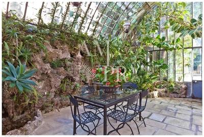 Villa - 300 m² - 10 pièces