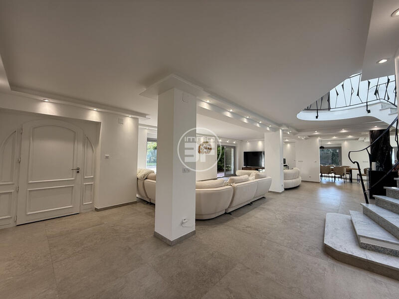 Villa - 486 m² - 11 pièces