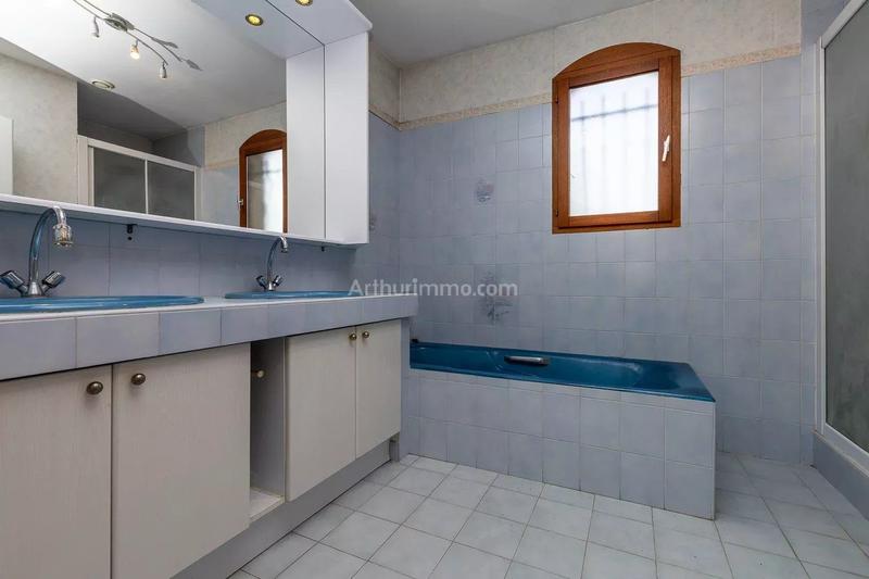 Maison - 225 m² - 9 pièces