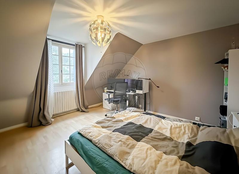 Maison - 214 m² - 8 pièces