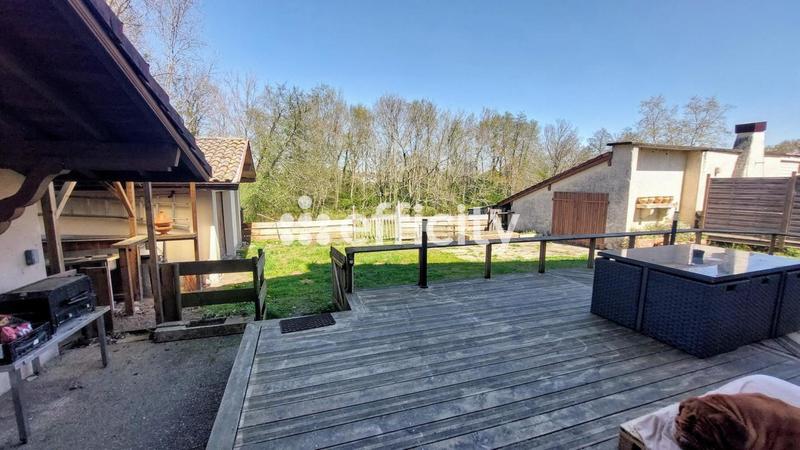 Demeure - 256 m² - 9 pièces