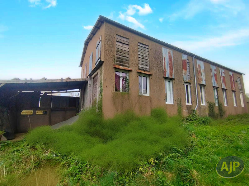 Maison - 600 m² - 3 pièces