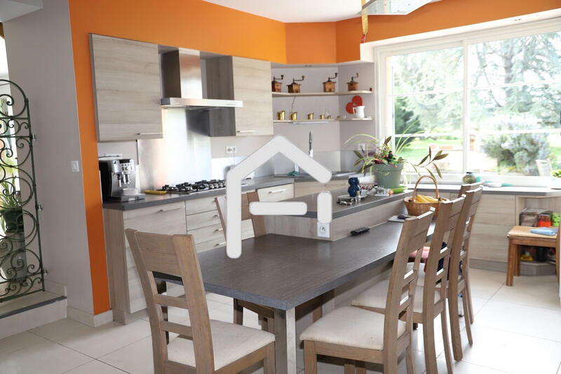 Maison - 325 m² - 10 pièces