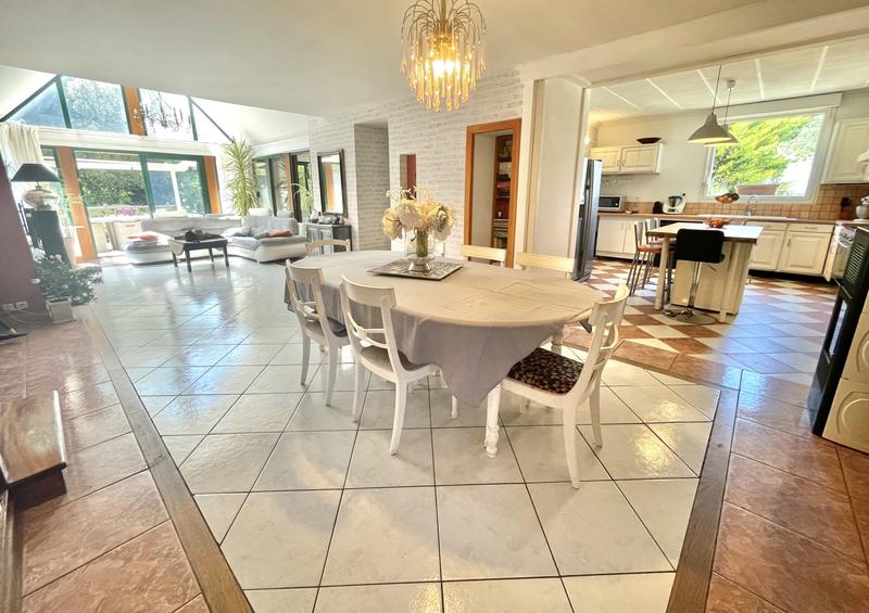 Maison - 232 m² - 9 pièces