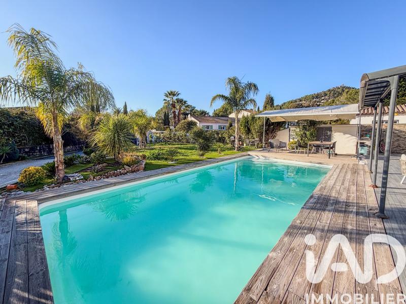 Maison - 285 m² - 10 pièces