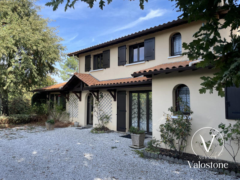 Maison traditionnelle - 206 m² - 7 pièces