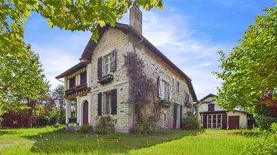 Propriété - 225 m² - 8 pièces