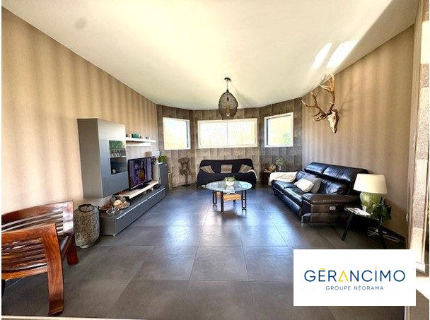 Maison - 241 m² - 7 pièces