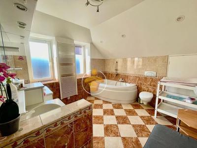 Maison - 300 m² - 10 pièces