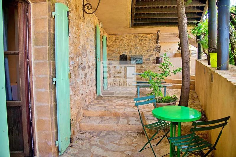 Mas - 571 m² - 24 pièces